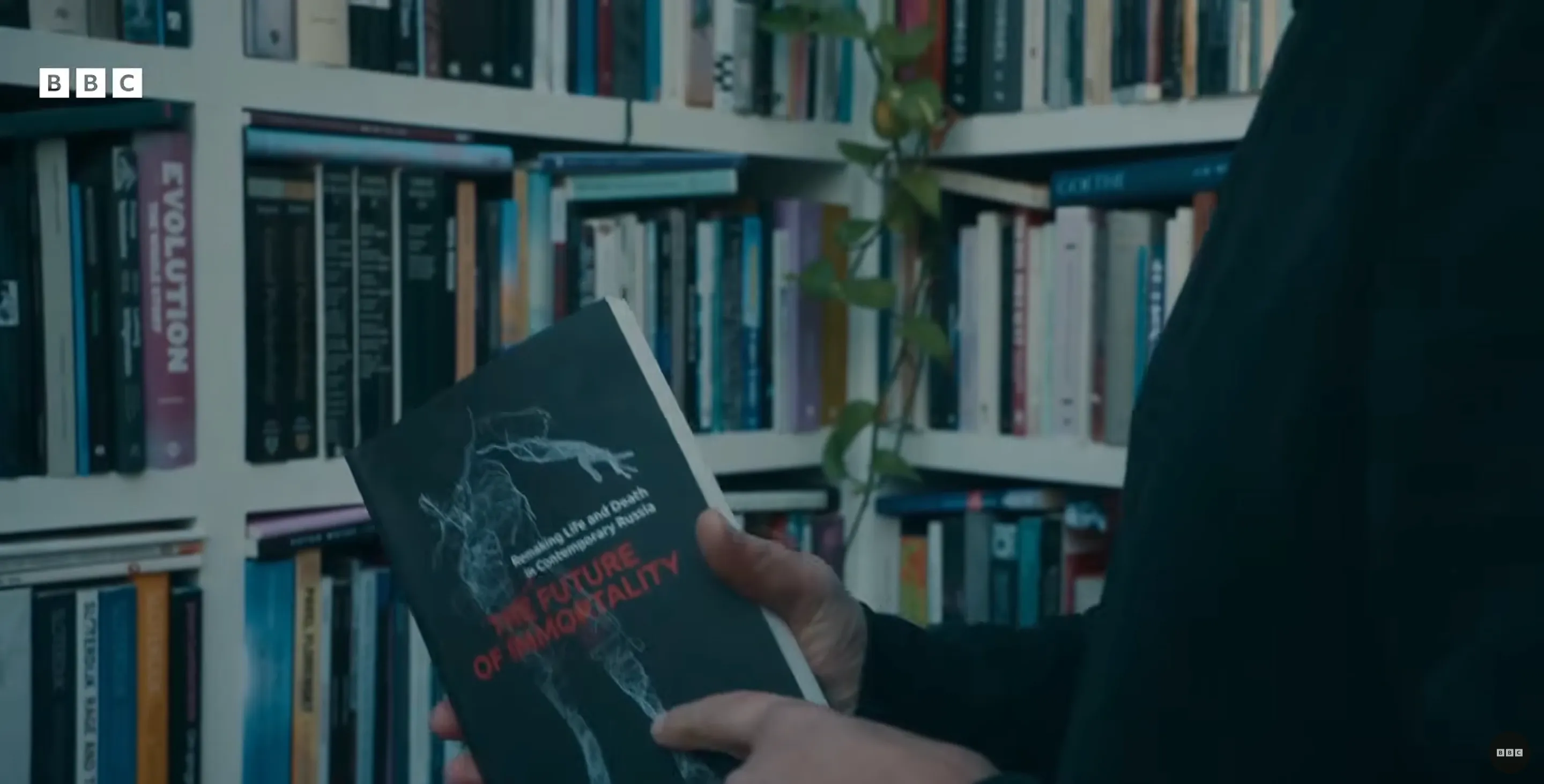 Books on Knausgård’s shelf, screenshot 5